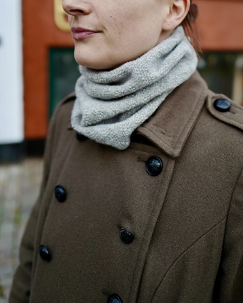 HALSRØR I FORSKUDT PERLERIB designet af Inga Walløe